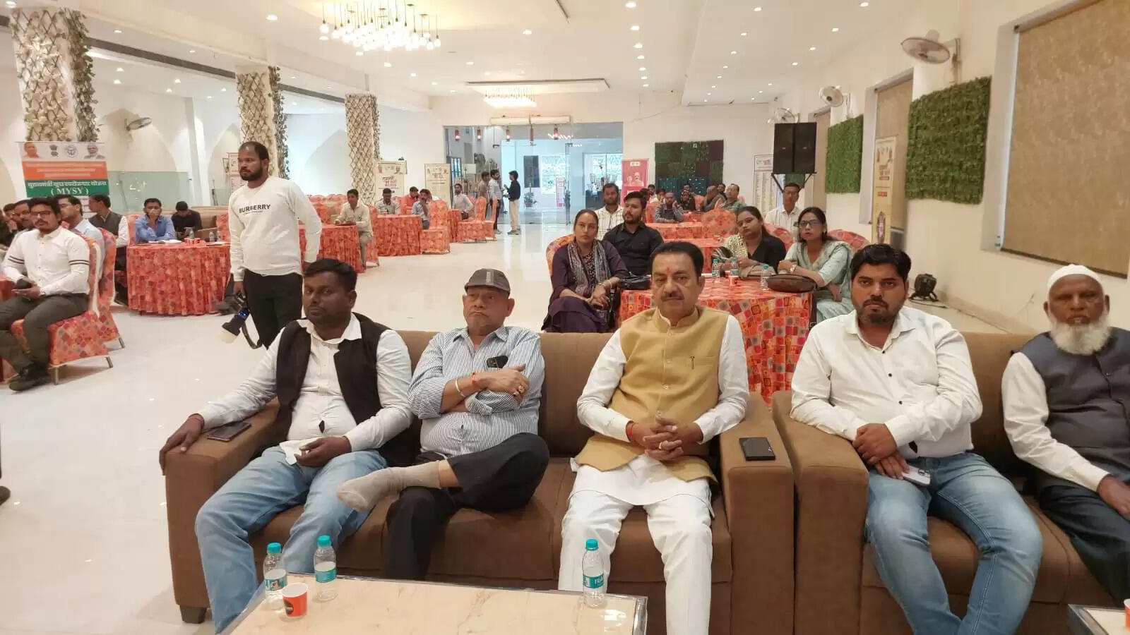 जिलाधिकारी ने युवाओं को आत्मनिर्भर बनाने के सिखाये गुर