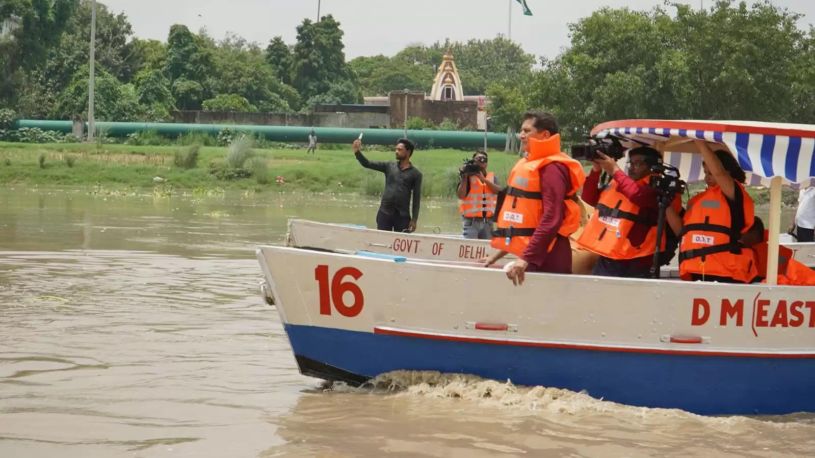 यमुना में बढ़ते जल स्तर के चलते परिस्थितियों का जायजा लेने पहुंचे मंत्री सौरभ भारद्वाज