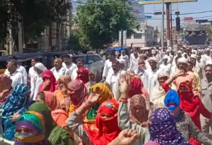 कैथल: विवाहिता की मौत पर भड़के ग्रामीणों ने किया रोष प्रदर्शन, पिता ने लघु सचिवालय में किया आत्महत्या का प्रयास