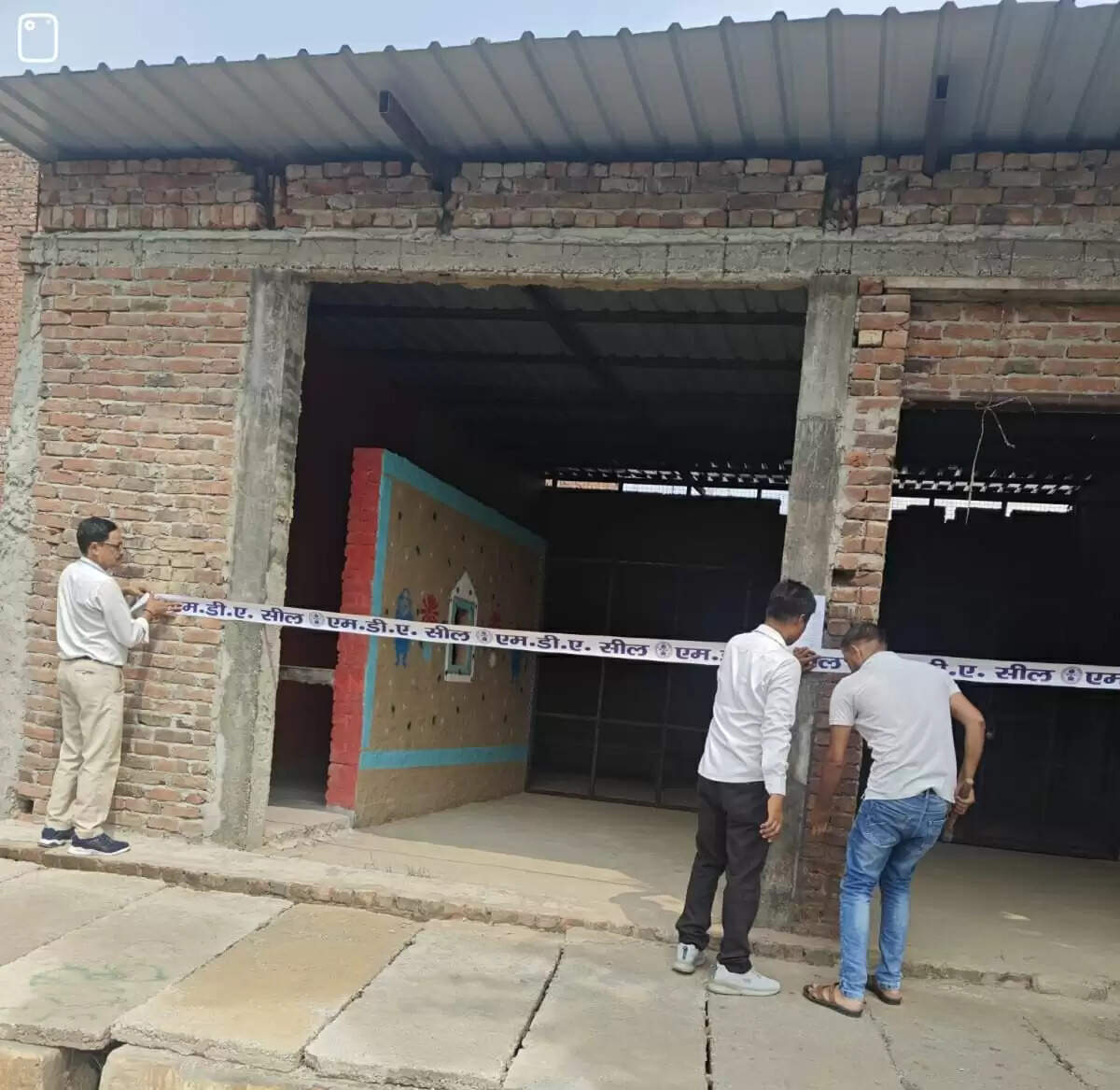 बिना प्राधिकरण की स्वीकृति के टिनशेड डालने व शटर लगाने पर एमडीए ने लगाई सील