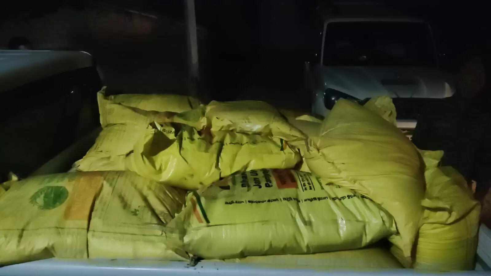 तस्करी के लिए रखे 46 बोरी यूरिया खाद बरामद
