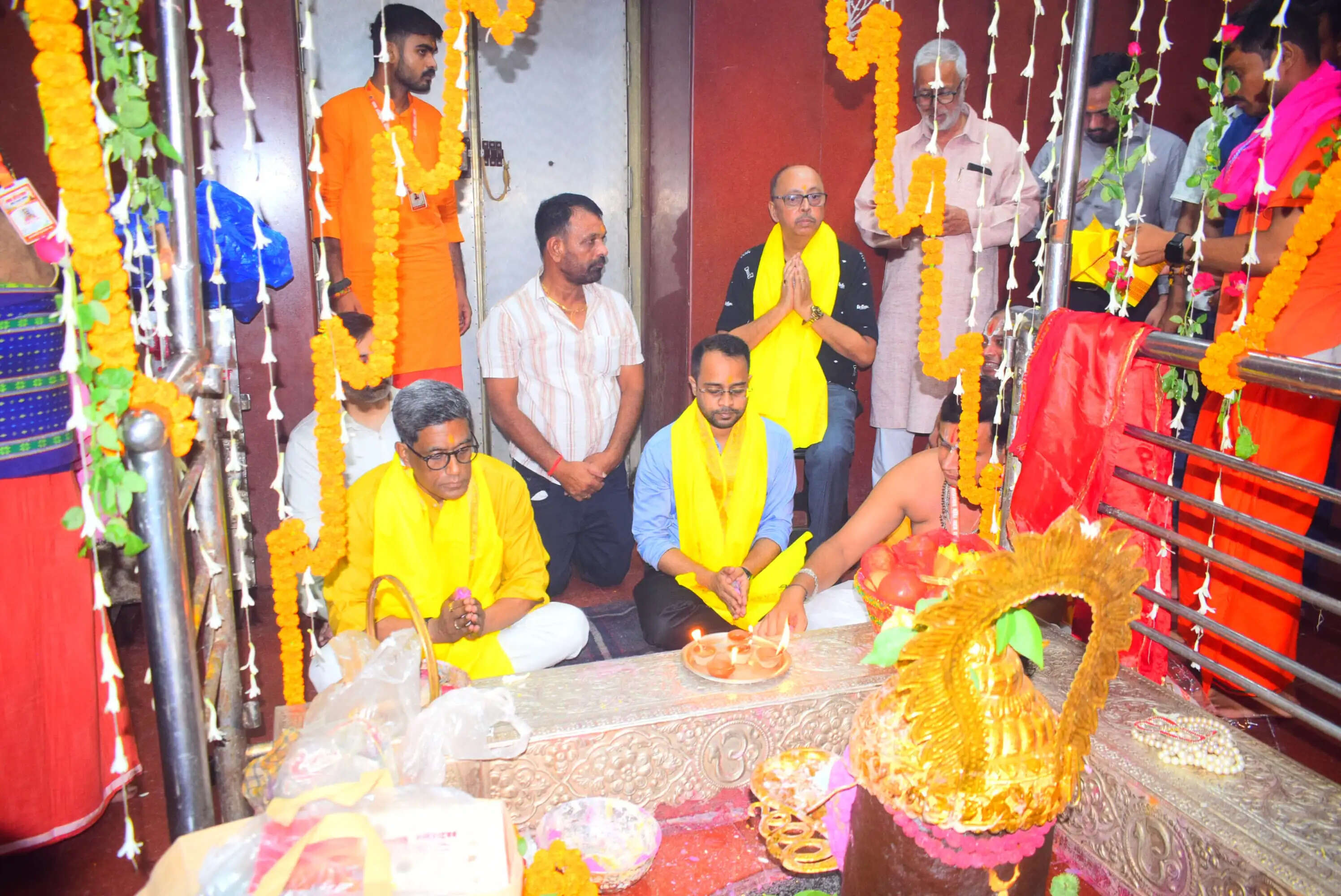 बिहार के मुख्य सचिव प्रत्यय अमृत ने सोनपुर के बाबा हरिहरनाथ मंदिर में की पूजा अर्चना