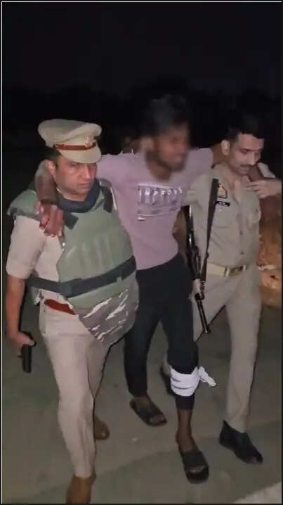 पीतल व रियल स्टेट कारोबारी के घर लूट में दो आरोपित मुठभेड़ में गिरफ्तार