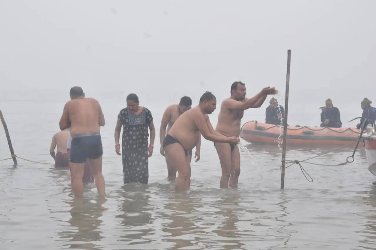 कानपुर&nbsp;में&nbsp;मौनी अमावस्या पर&nbsp;श्रद्धालुओं ने&nbsp;गंगा&nbsp;में&nbsp;लगाई&nbsp;डुबकी