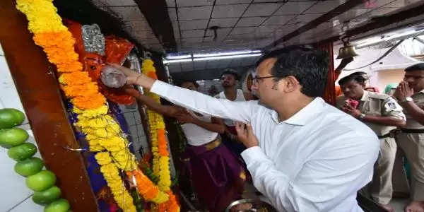 उज्जैन में नगर पूजा शुरू कलेक्टर ने चढ़ाई मंदिर की धार