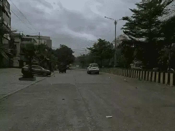 इंदौर&nbsp;में&nbsp;100 किमी प्रतिघंटा की रफ्तार से चली हवाएं, पेड़, होर्डिंग और टीनशेड उड़े