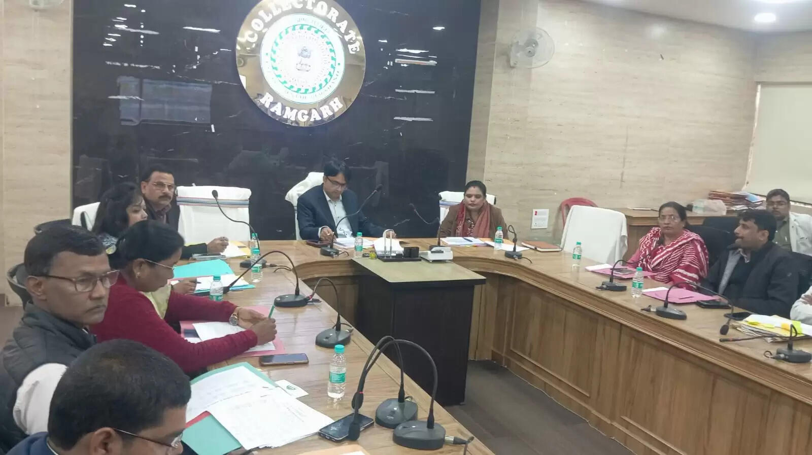 विकास योजनाओं में लाएं तेजी, समय पर भुगतान हो मुआवजा : डीसी