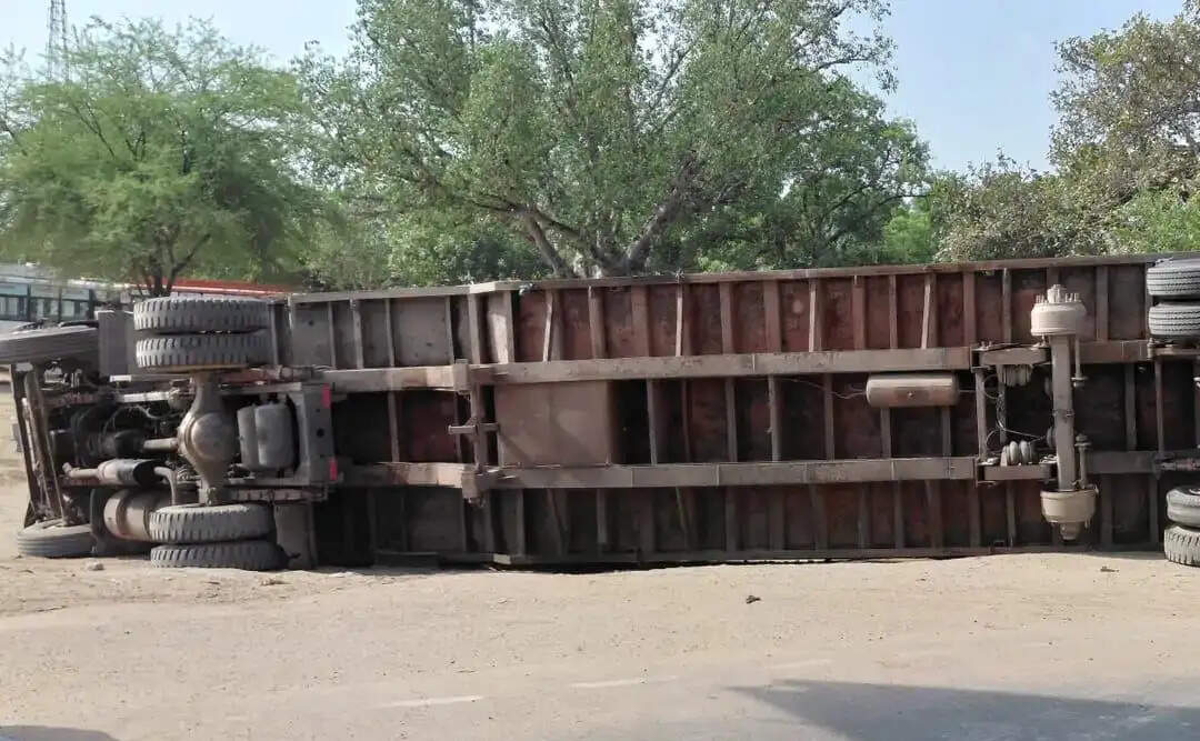 ब्रिज से पहले असंतुलित होकर पलटा ट्रक
