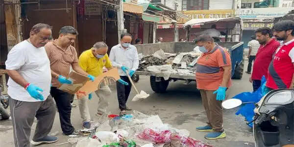 सोनीपत: कर्मचारियाें की हड़ताल पर व्यापारियों व नागारिकों ने उठाया सफाई का बीड़ा