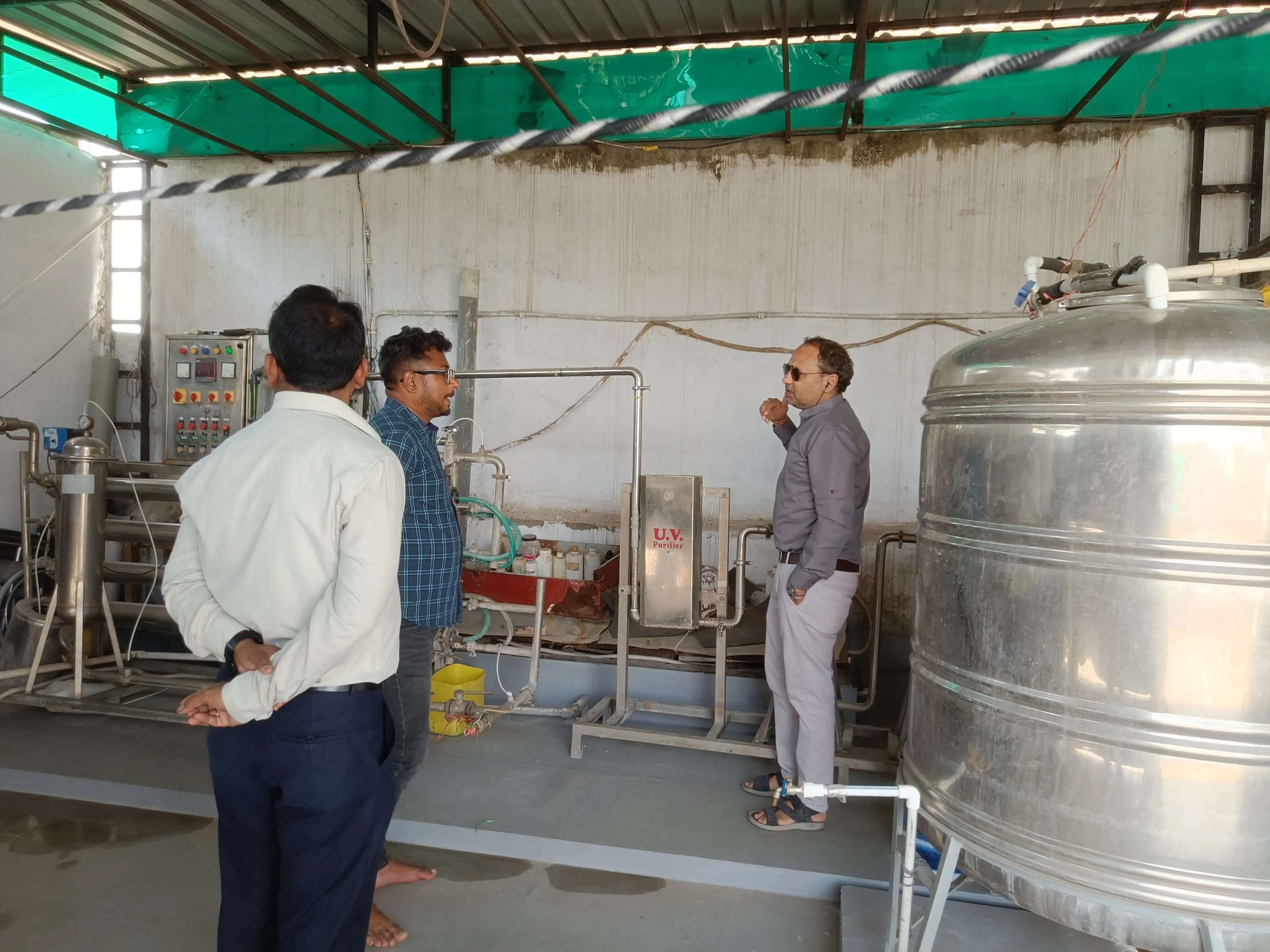 जबलपुरः उपयुक्त अनुमति के बिना चल रहे पैकेज्ड ड्रिंकिंग वाटर प्लांट पर कार्रवाई,