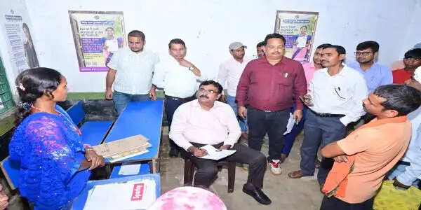 विशेष डिजिटाइजेशन कैंप का मुख्य निर्वाचन पदाधिकारी ने किया निरीक्षण