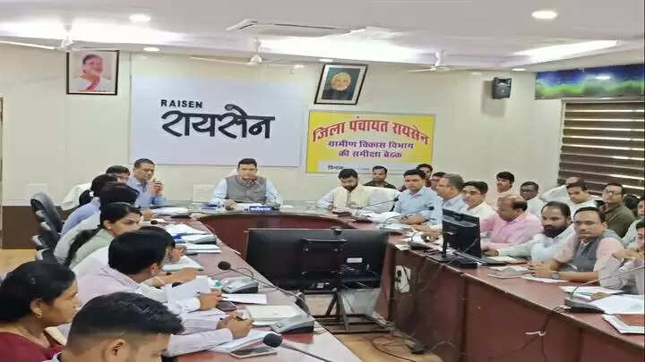 रायसेनः पीएम आवास योजना में संतोषजनक प्रगति नहीं होने पर कलस्टर प्रभारी निलंबित, 4 को नोटिस जारी