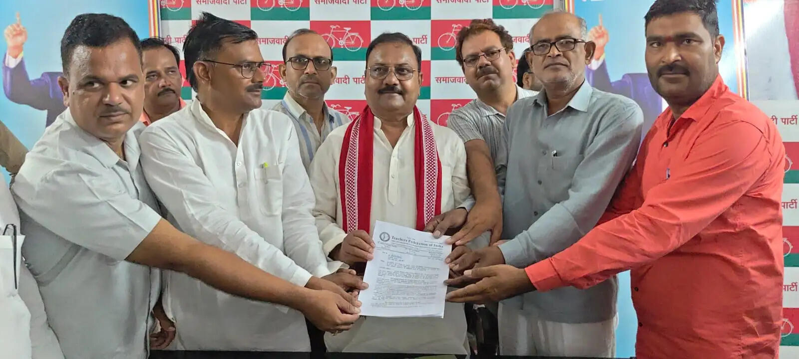 टेट की अनिवार्यता समाप्त करने की मांग के लिए सांसद को सौंपा ज्ञापन
