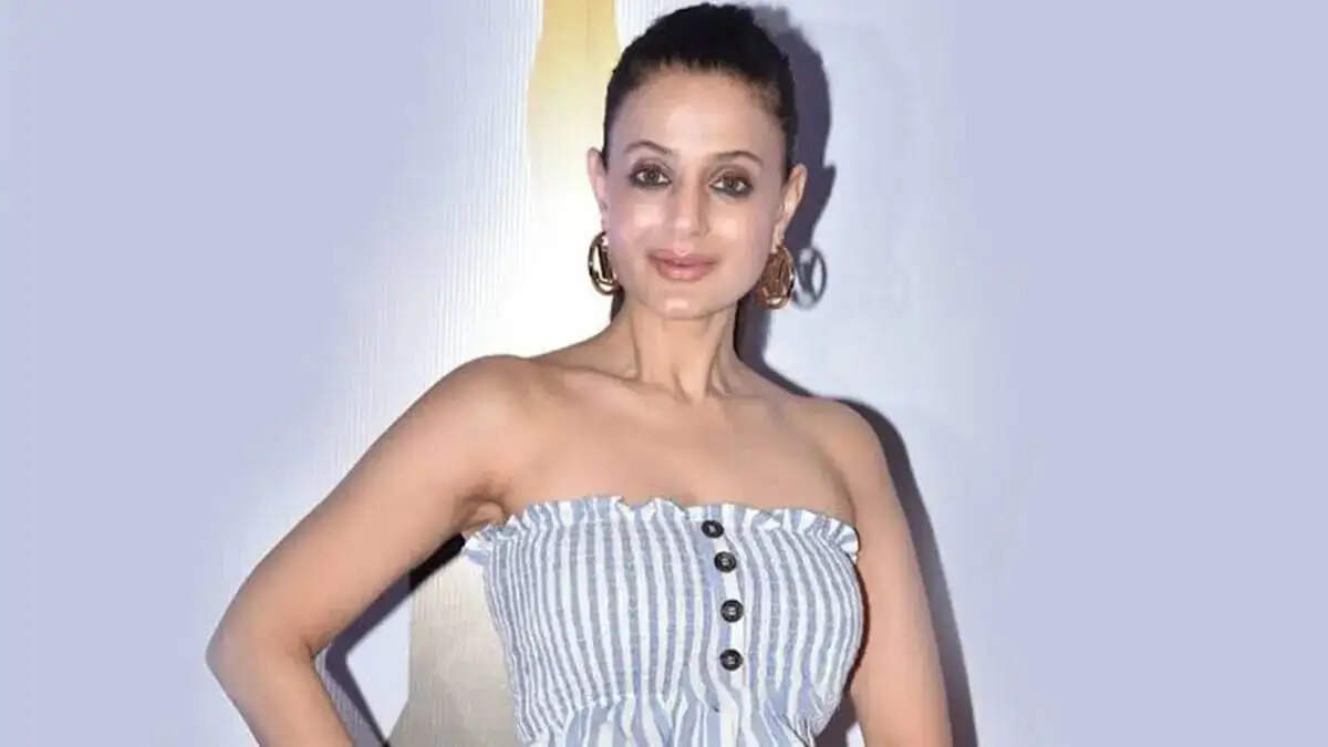 अमीषा पटेल की मां के घर चोरी, घरेलू सहायिका गिरफ्तार