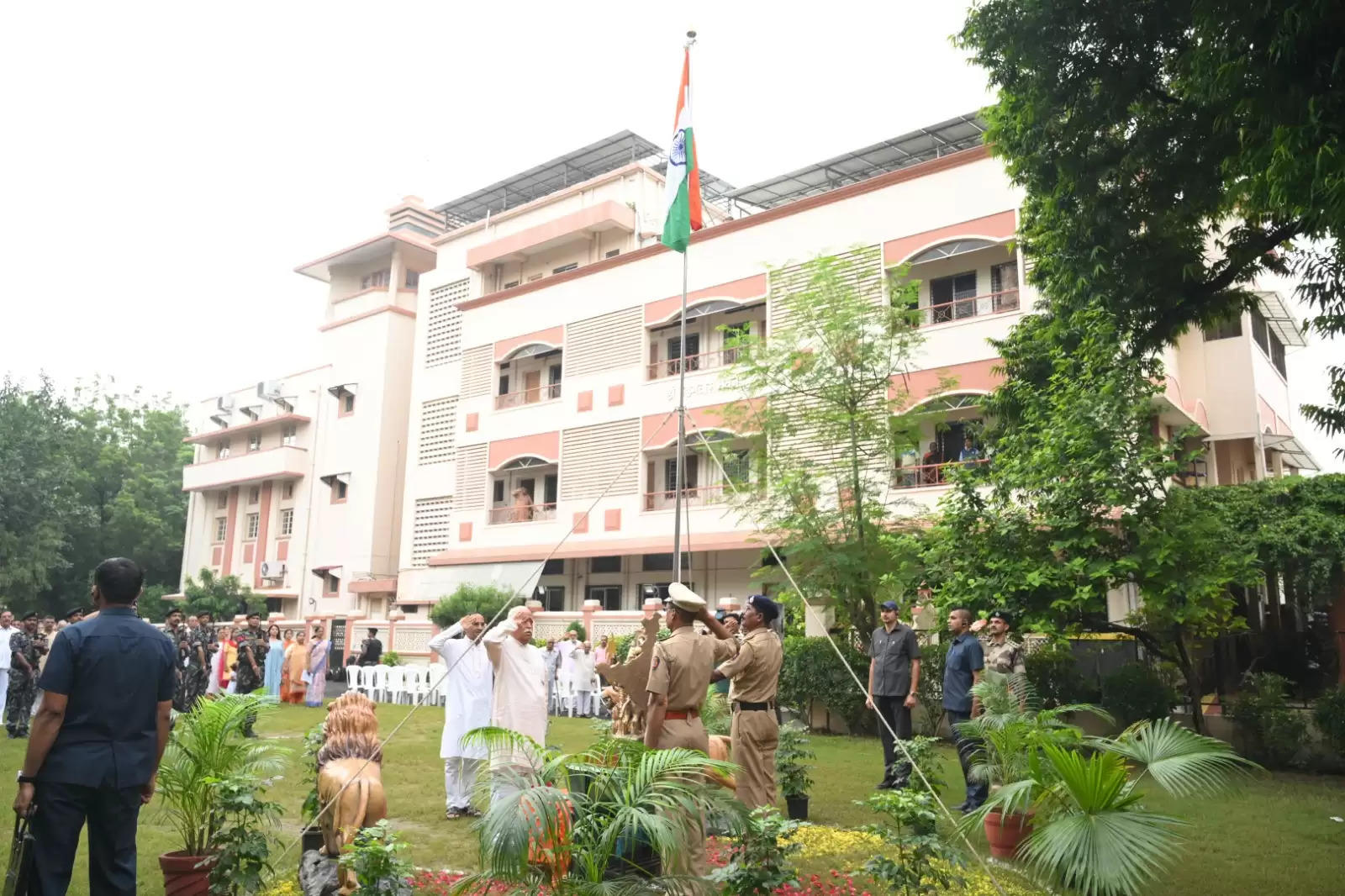 संघ प्रमुख भागवत ने नागपुर में किया ध्वजारोहण, बोले- बांग्लादेश में हिंदुओं को बेवजह निशाना बनाया गया