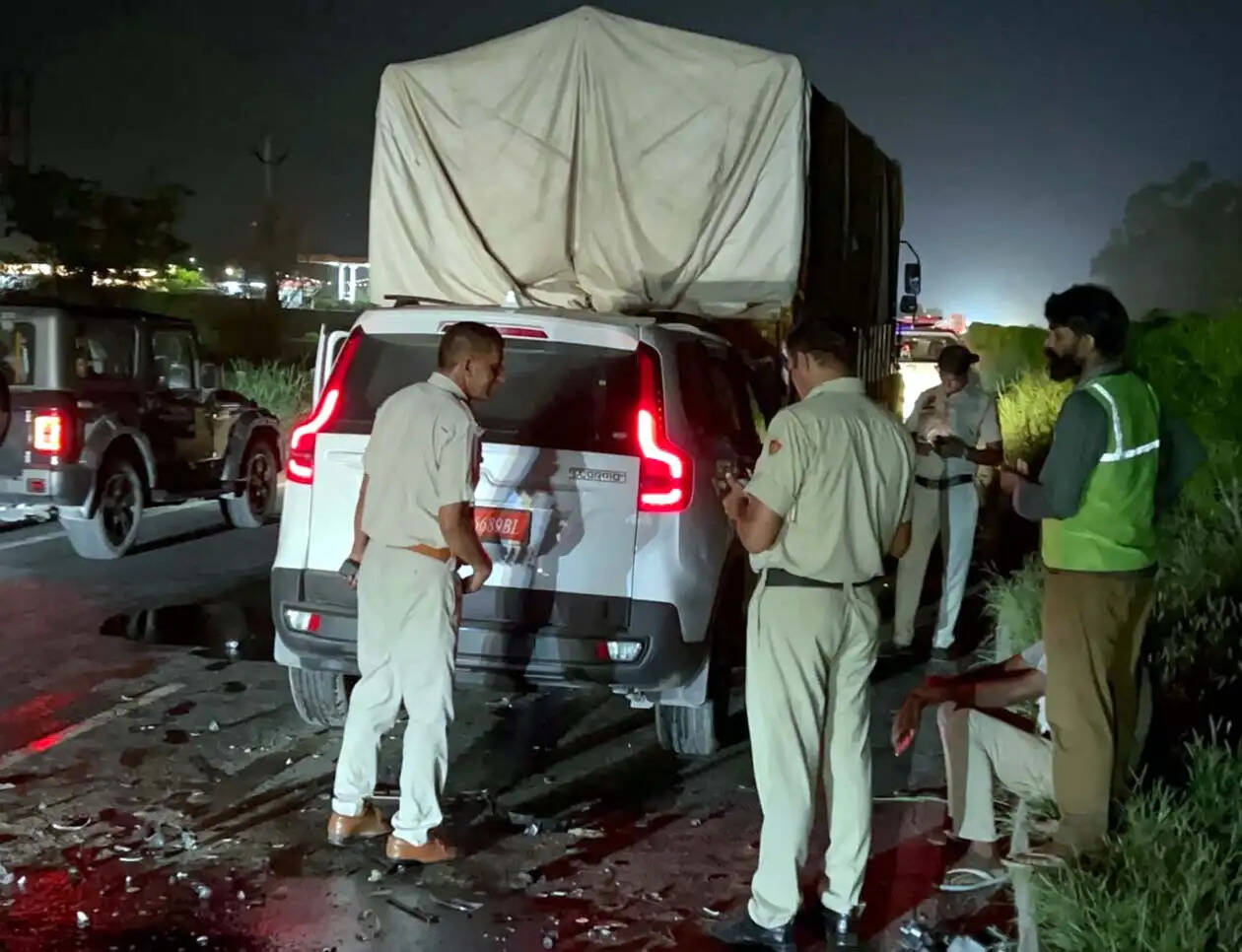 हांसी में राजमार्ग पर ट्रक के नीचे घुसी स्कॉर्पियो, एक युवक की मौत, दूसरा घायल