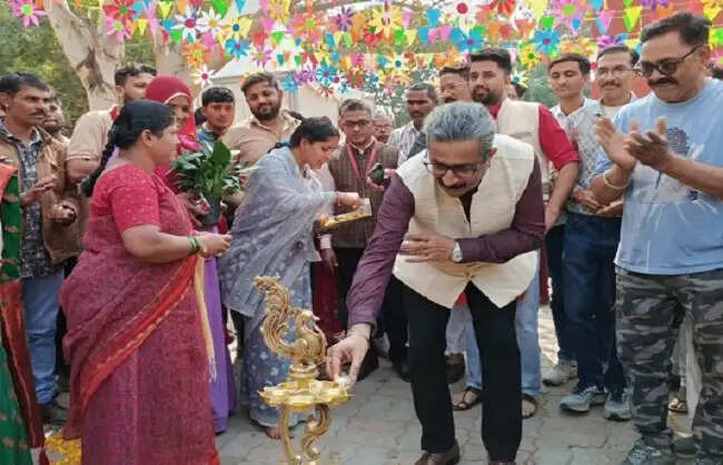 दिल्ली में कारीगर बाजार की शुरुआत, 200 से अधिक कलाकृतियों का किया प्रदर्शन