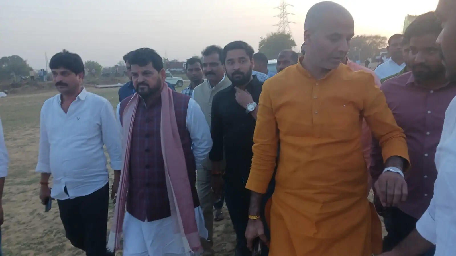 चोलापुर में उतरा पूर्व सांसद बृजभूषण शरण सिंह का हेलीकॉप्टर,ग्रामीणों में रहा आकर्षण