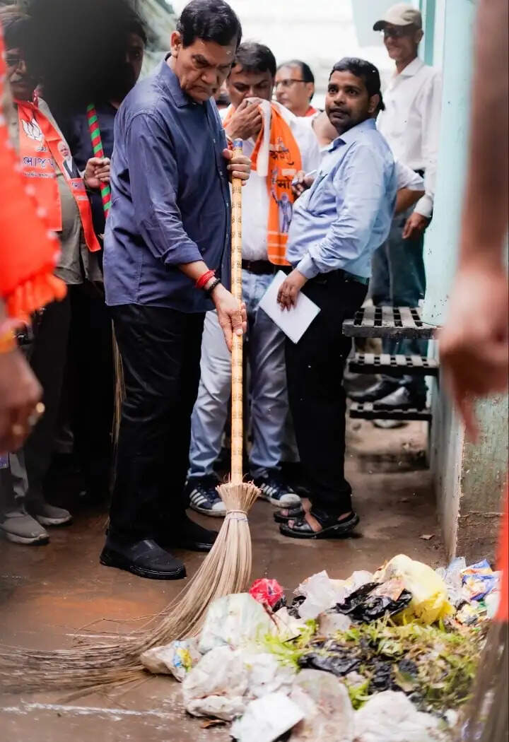 मंत्री अरविंद शर्मा ने झाड़ू लगाकर किया 76 दिवसीय वार्ड प्रवास कार्यक्रम की शुरुआत