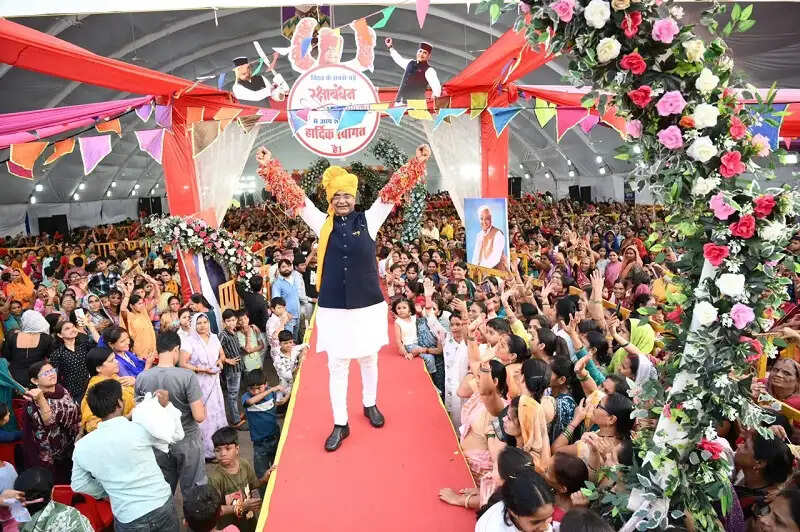 भोपालः नरेला रक्षाबंधन महोत्सव का भव्य समापन, मंत्री सारंग को इस साल 1.89 लाख बहनों ने बांधी राखी