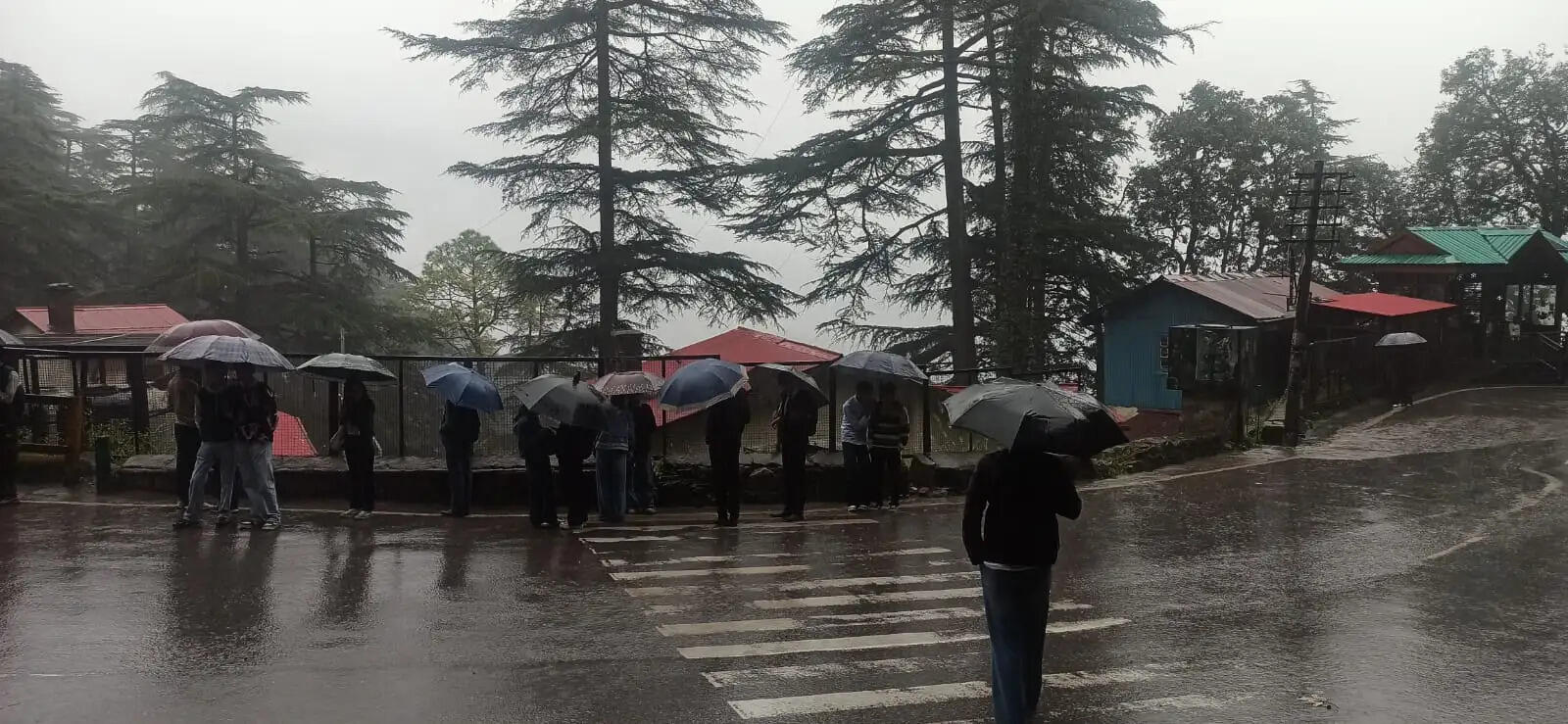 हिमाचल में बारिश-बर्फबारी, शिमला में दिसम्बर जैसी ठंड, भूस्खलन से 61 सड़कें बंद