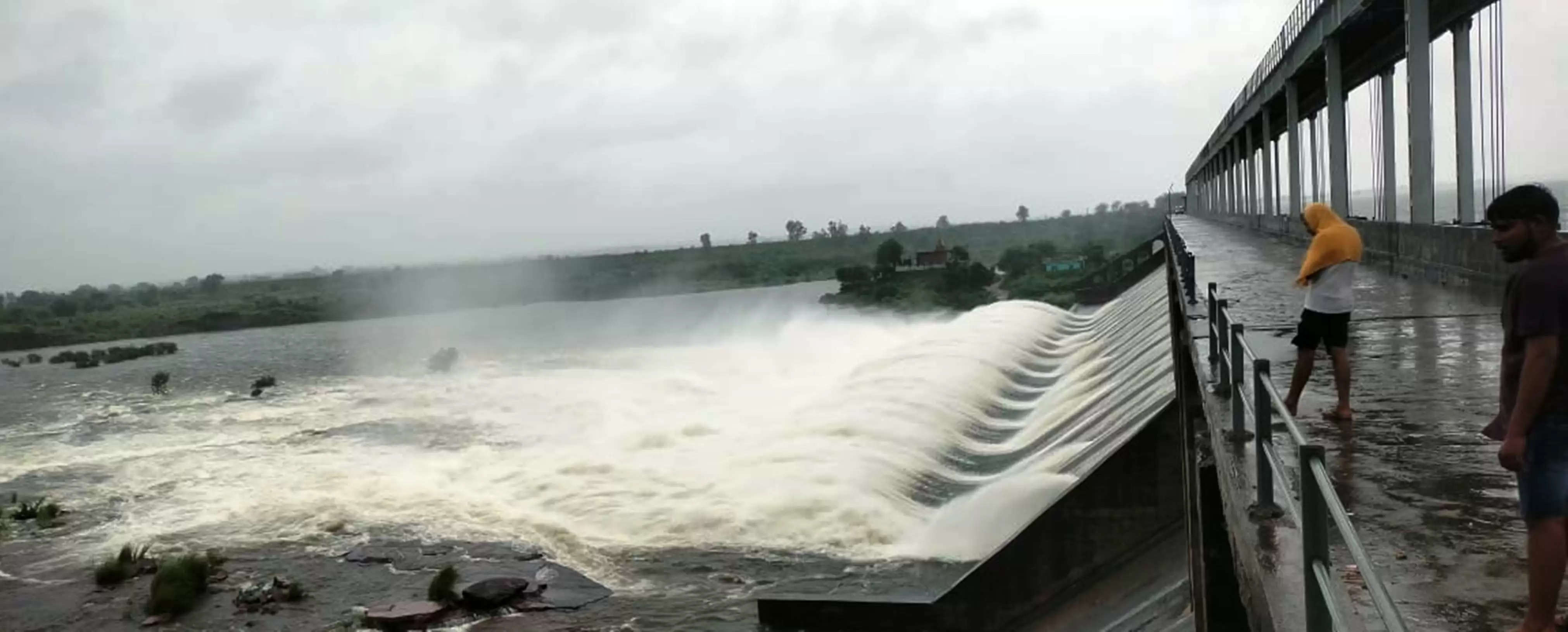 धौलपुर जिले में बारिश से हाहाकार,उर्मिला सागर बांध पर चली चादर