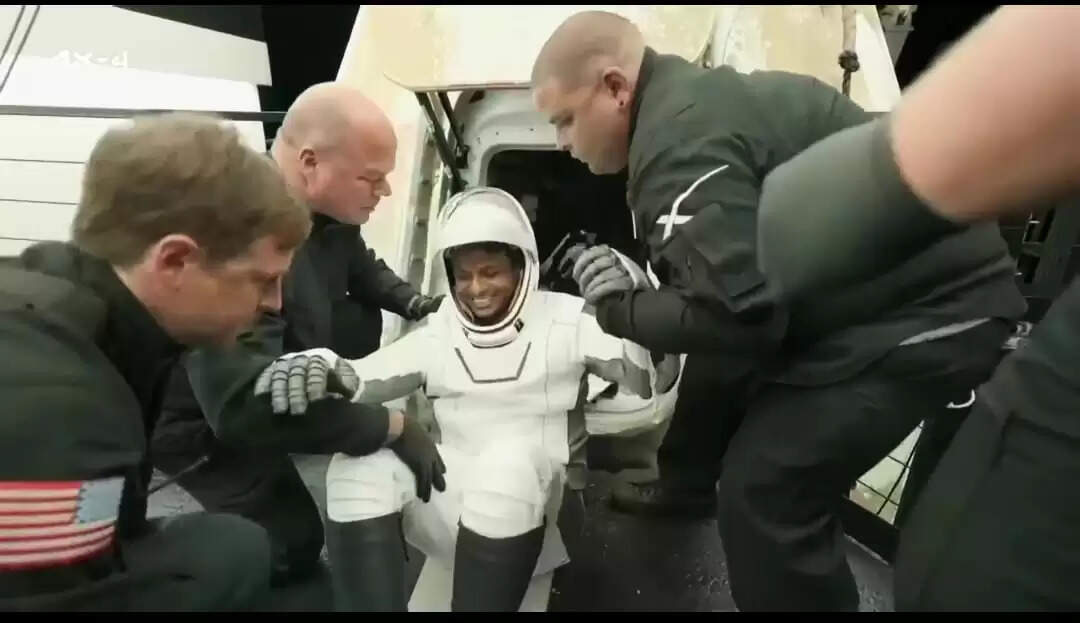 भारत के लिए गर्व का क्षण, मुस्कुराते हुए कैप्सूल से बाहर आए अंतरिक्ष यात्री शुभांशु शुक्ला