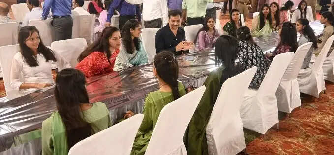 प्रशिक्षणरत महिला आरक्षियों के साथ पुलिस कमिश्नर ने लिया बड़े का स्वाद