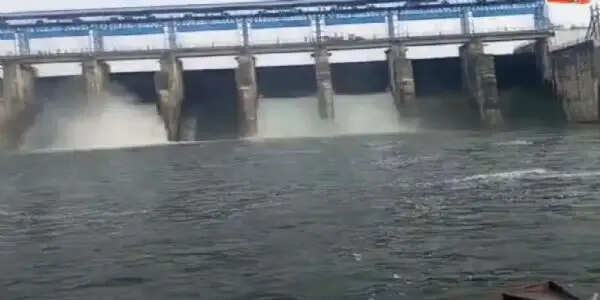 ब्रह्मानंद मौदहा बांध में बजा शायरन, नहीं हुए फाटक बंद