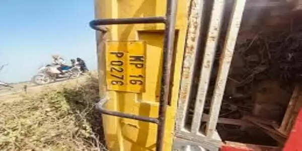 छतरपुर में यात्री बस अनियंत्रित होकर पलटी, माैके पर मची अफरा-तफरी, एक महिला गंभीर