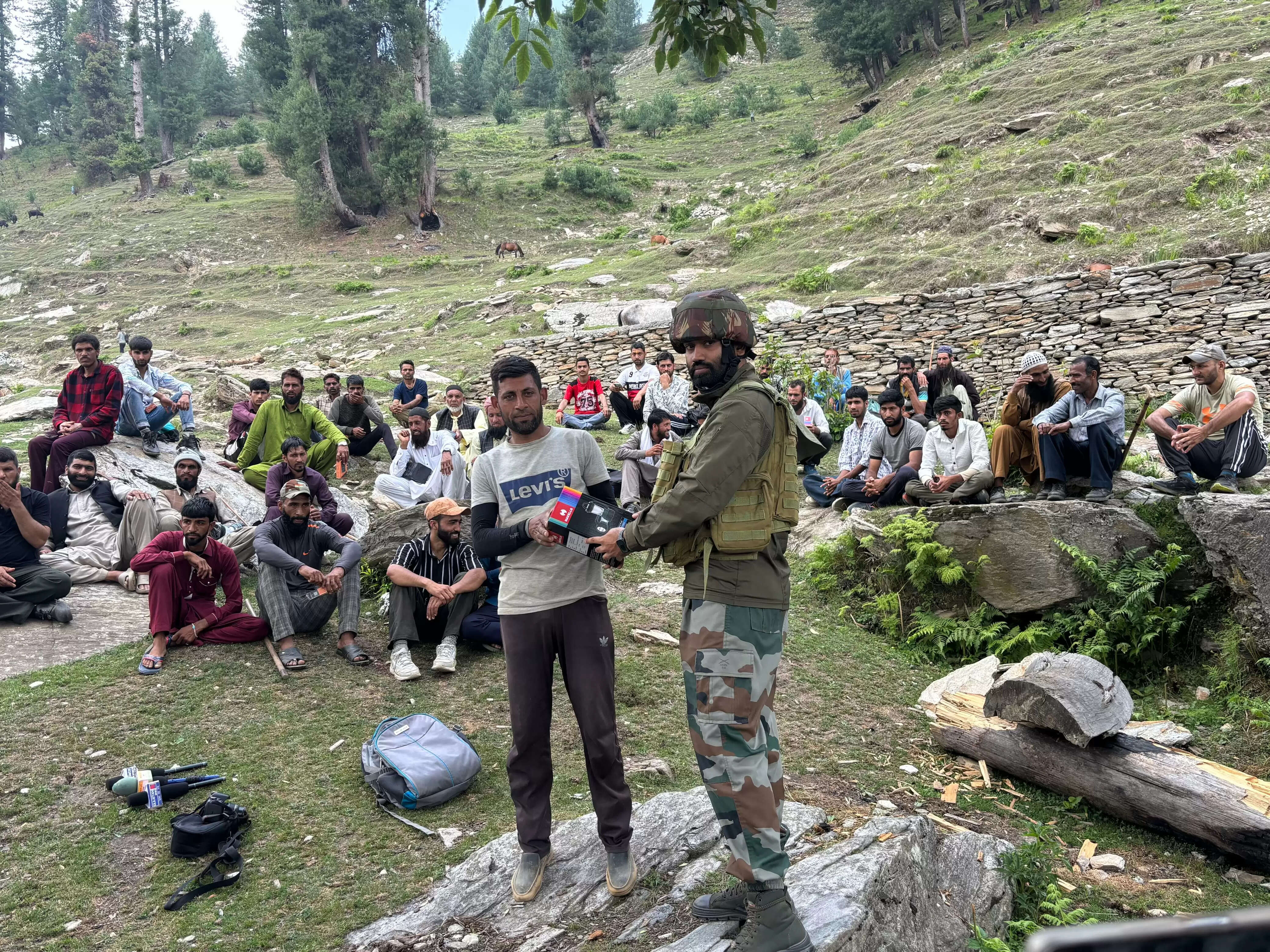 सेना ने गुज्जर-बक्करवाल समुदाय को सौर लाइट और पावर बैंक वितरित किए