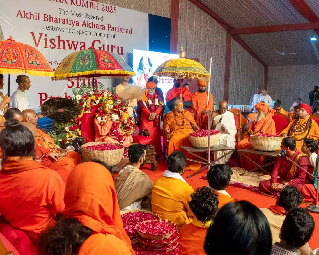 ऐतिहासिक महाकुंभ में ऐसा पहली बार हुआः अखाड़े ने बनाया श्रील प्रभुपाद को विश्व गुरु