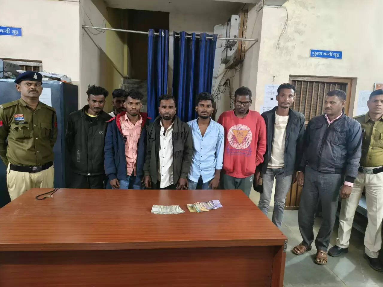 अकलतरा क्षेत्र में आठ जुआरी गिरफ्तार, 11 हजार 850 रुपये नकद व ताश की गड्डी बरामद