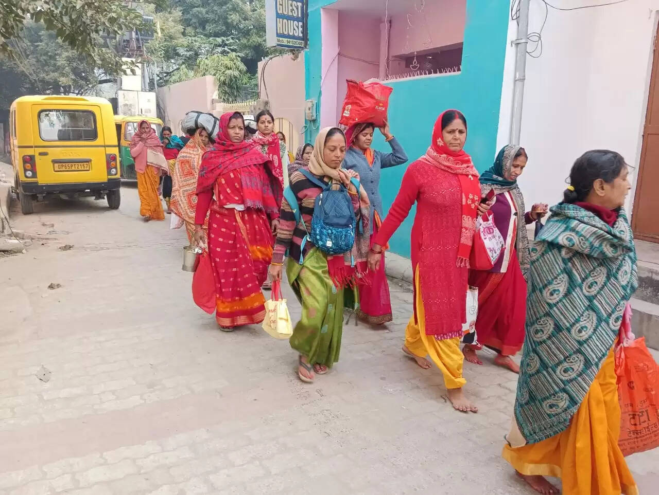 वाराणसी: सर्द मौसम में श्रद्धालु सिर पर बोरा और हाथ में झोला लेकर निकले अंतरगृही यात्रा पर