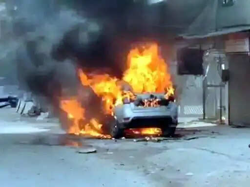 फरीदाबाद : घर के आगे खड़ी कार में शार्ट सर्किट से लगी आग