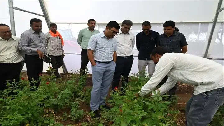 इंदौरः संभागायुक्त ने धार जिले में पीएम मित्र पार्क और आधुनिक उद्यानिकी परियोजनाओं का लिया जायजा