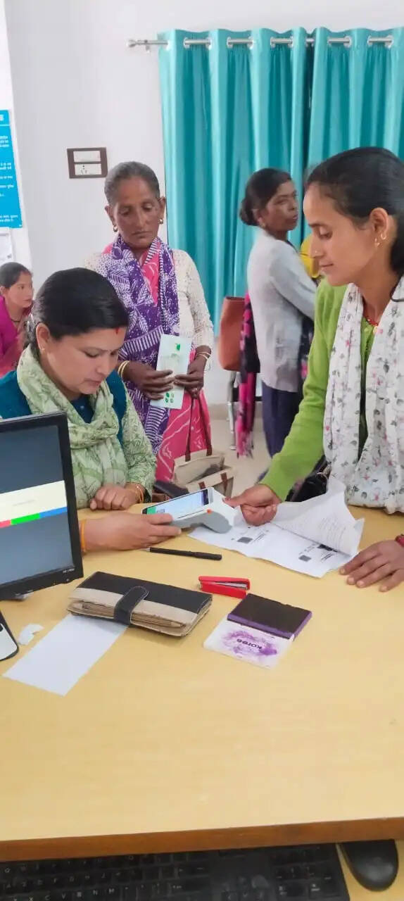 भविष्य संवार रहीं बैंक सखी महिलाएं