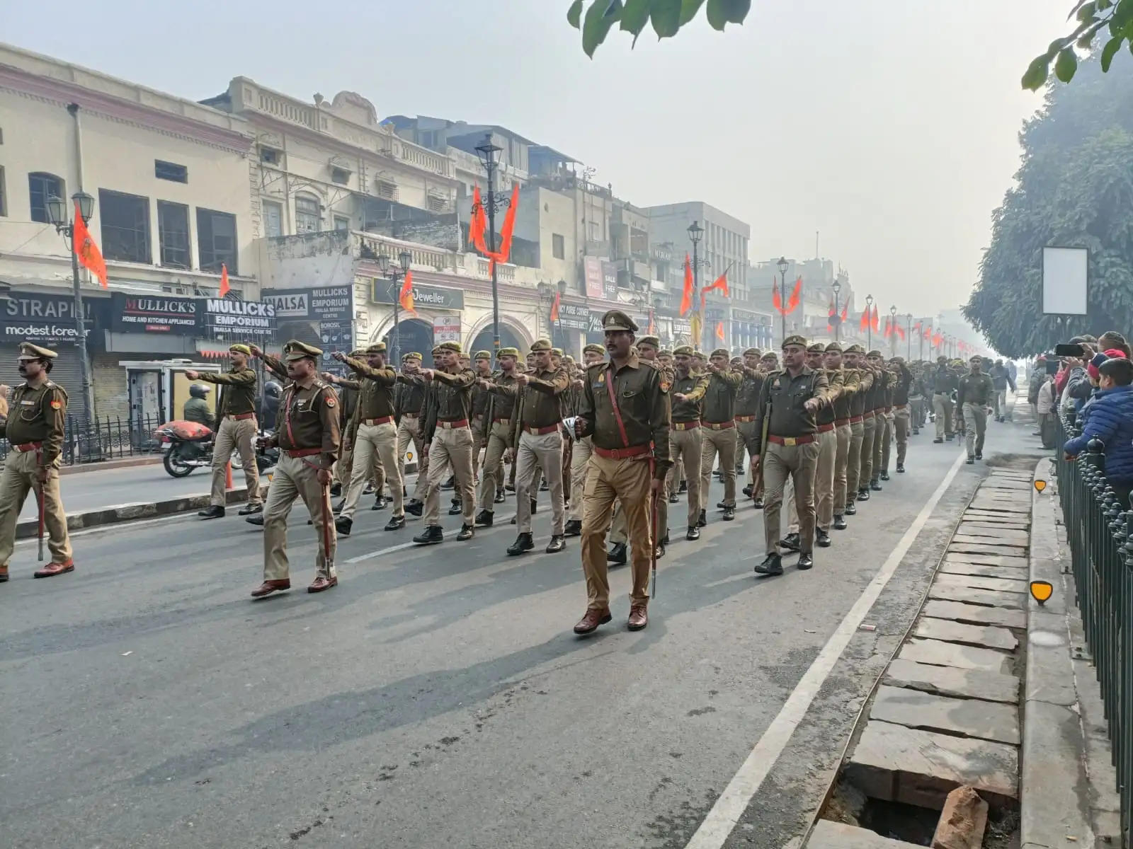 गणतंत्र दिवस के मद्देनजर लखनऊ में सुरक्षा बलों ने की परेड रिहर्सल