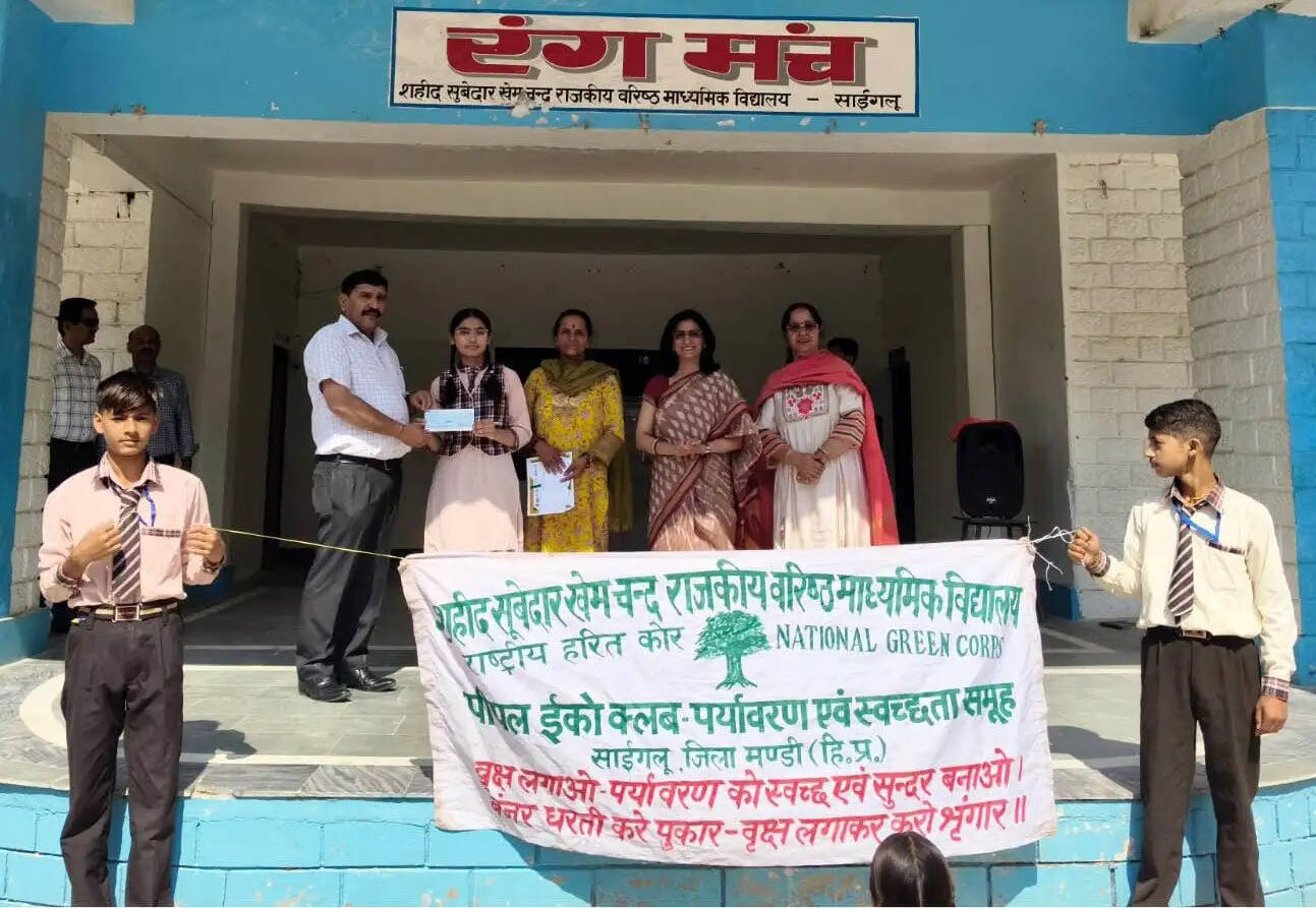 राज्य स्तरीय पुरस्कार लेकर लौटी साइगलू की स्नेहा को पाठशाला पहुंचने पर किया सम्मानित