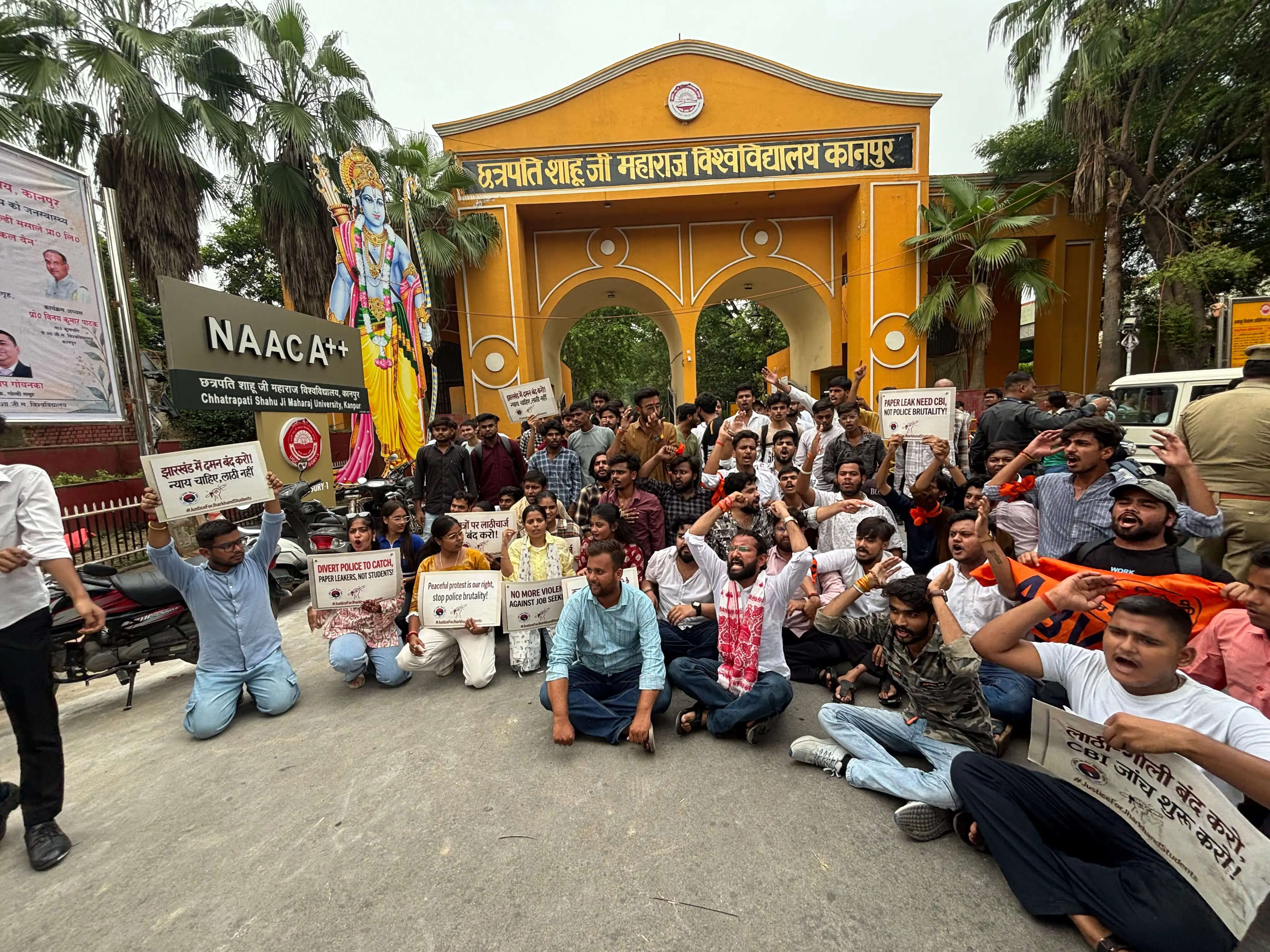 झारखंड में विद्यार्थियों पर लाठीचार्ज के विरोध में एबीवीपी ने किया प्रदर्शन