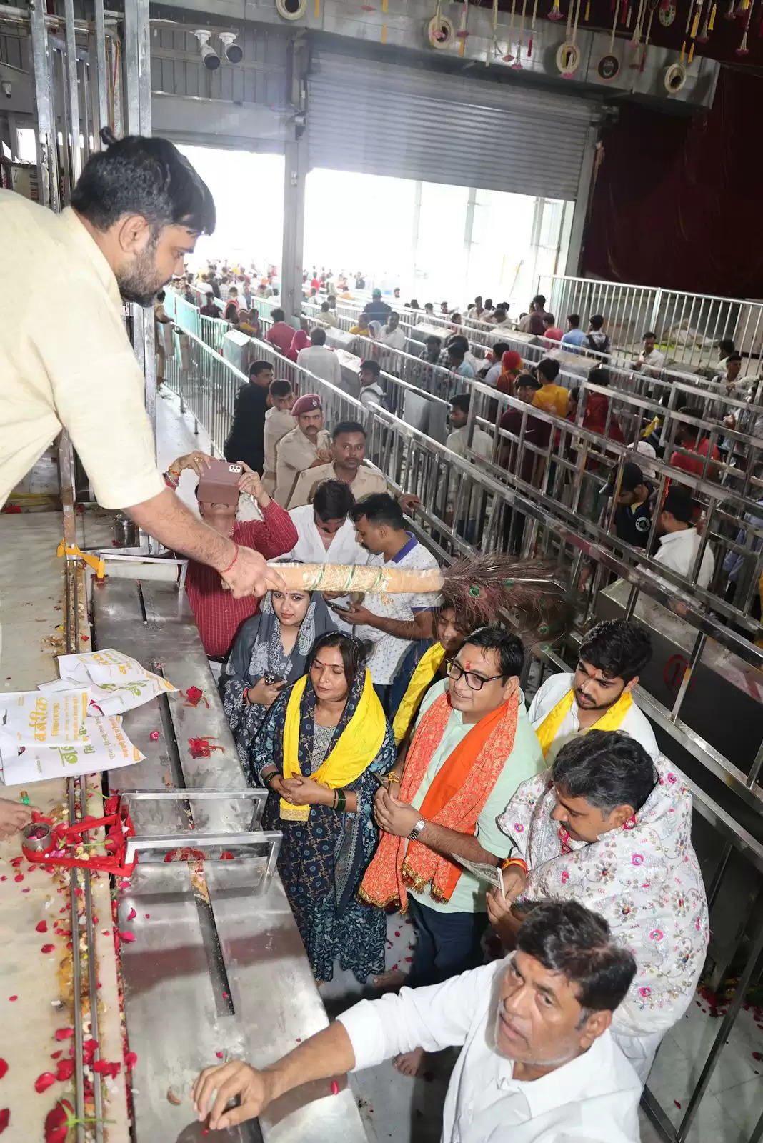 नेता प्रतिपक्ष टीकाराम जूली ने परिवार सहित खाटू श्याम बाबा के लगाई धोक