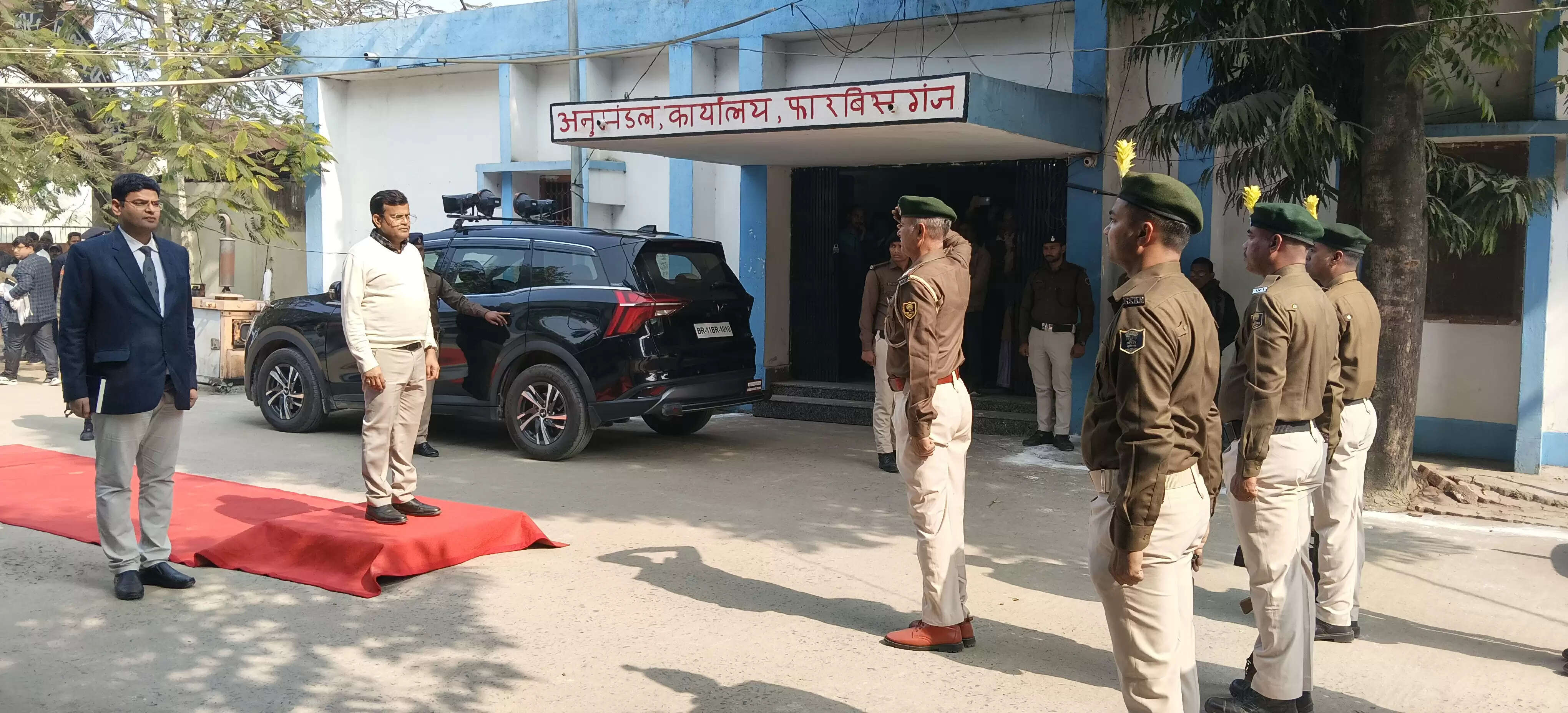 प्रमंडलीय आयुक्त ने राजस्व और जमीन से जुड़े लंबित काम को तेजी से निबटाने के दिये निर्देश