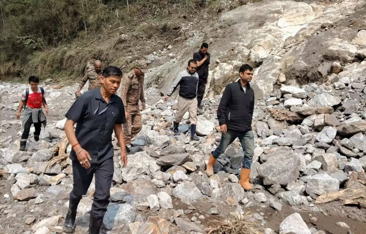 सिक्किम के लाचेन में फंसे पर्यटकों को रविवार सुबह से निकाला जाएगा, लाचुंग में फंसे पर्यटकों को निकालने का काम जारी