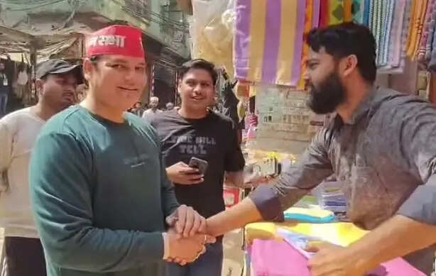 दालमंडी ध्वस्तीकरण अभियान के बीच पूर्व प्रत्याशी कामेश्वर दीक्षित दुकानदारों से मिले