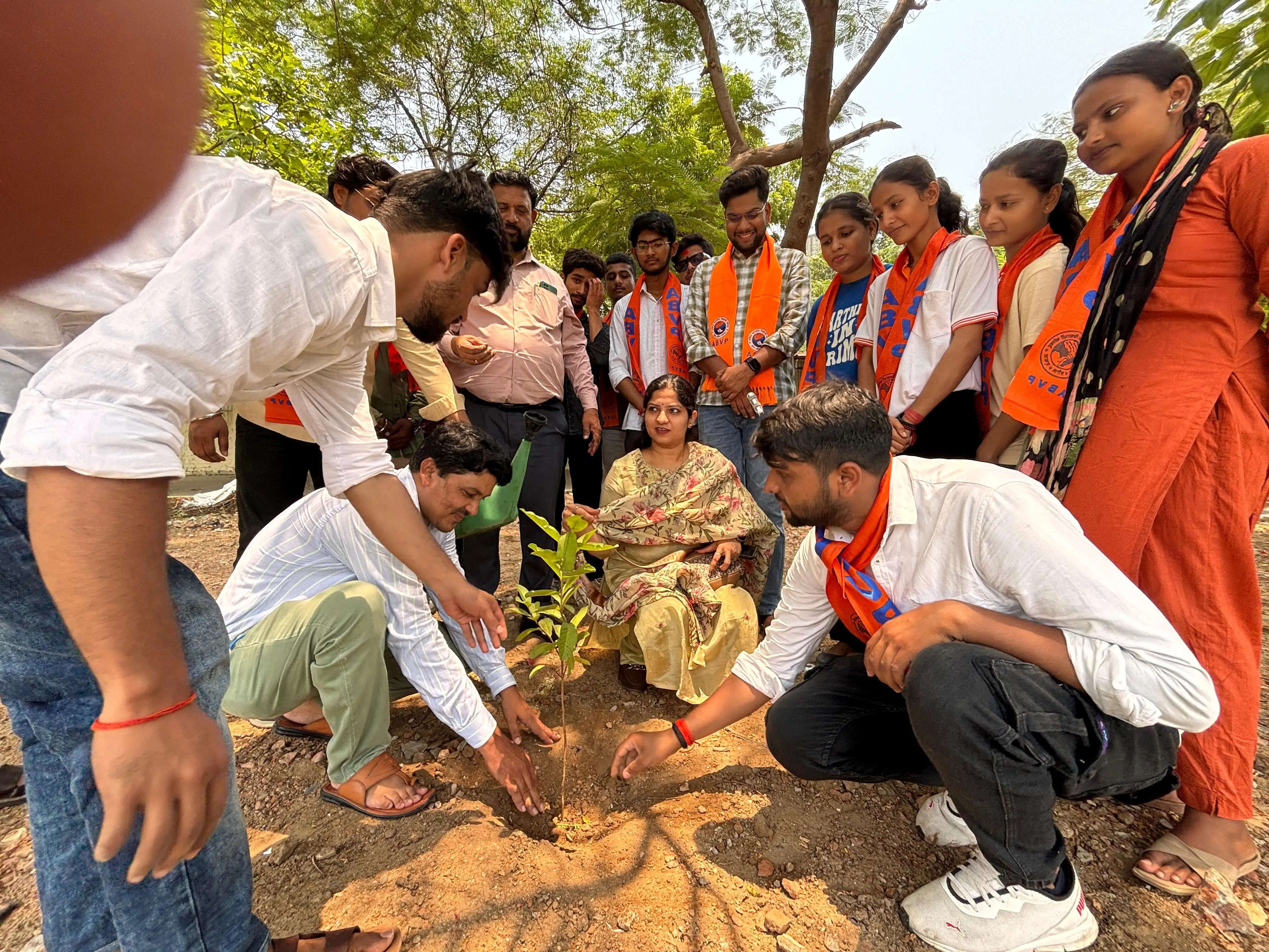 विश्व पर्यावरण दिवस पर अभाविप ने चलाया पाैधराेपण एवं जनजागरूकता अभियान