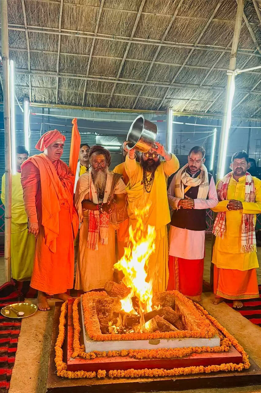 देश के धर्मगुरु आपसी मतभेद छोड़ बंग्लादेश के हिन्दुओं की रक्षा करने का करें काम : अधोक्षजानंद देवतीर्थ