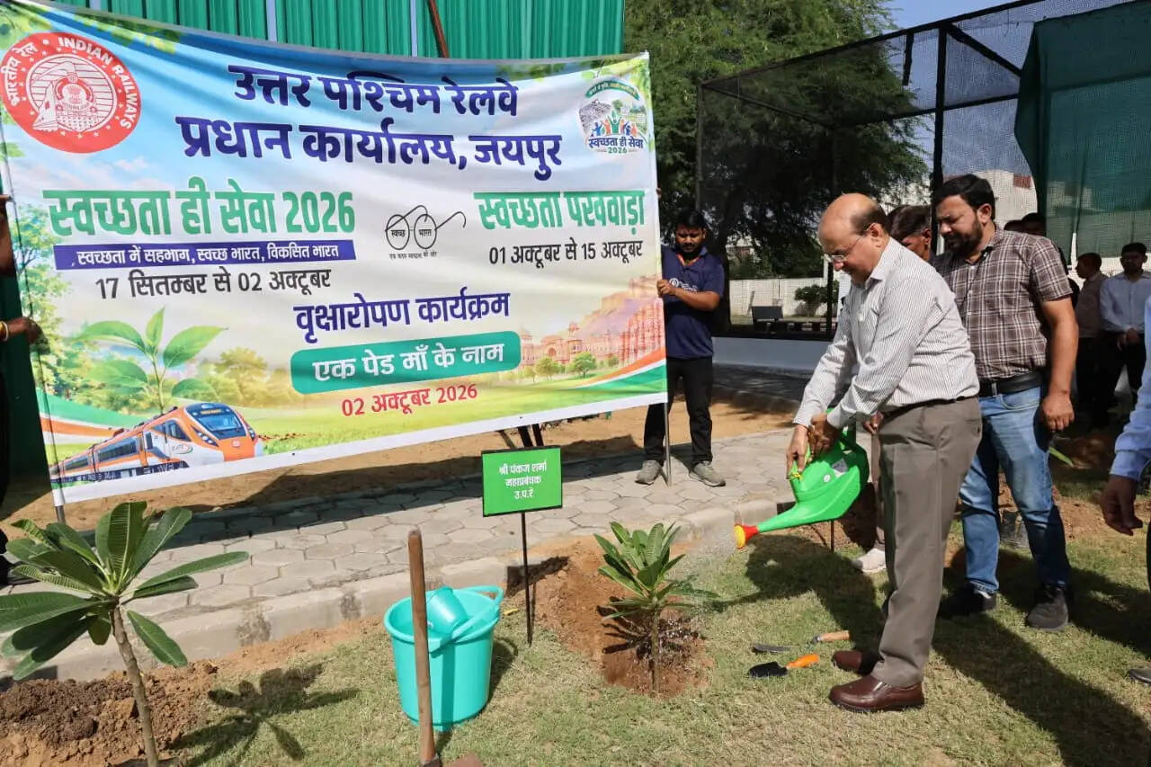 उत्तर-पश्चिम रेलवे के महाप्रबंधक ने स्वच्छता शपथ दिलवाई, पौधारोपण कर हरित पर्यावरण का संदेश दिया