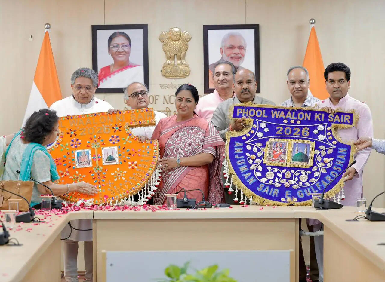 अंजुमन सैर-ए-गुल फरोशां के सदस्यों ने मुख्यमंत्री का पारंपरिक पुष्प पंख भेंटकर किया अभिनंदन