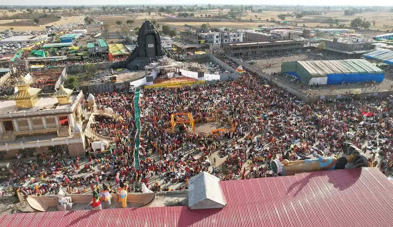 स्त्री की गोद और पुरुष की जेब अगर खाली रह जाए तो दुनिया जीने नहीं देतीः पंडित प्रदीप मिश्रा