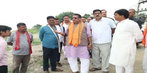पथ निर्माण मंत्री ने किया लत्तीपुर-नरकटिया तटबंध का निरीक्षण